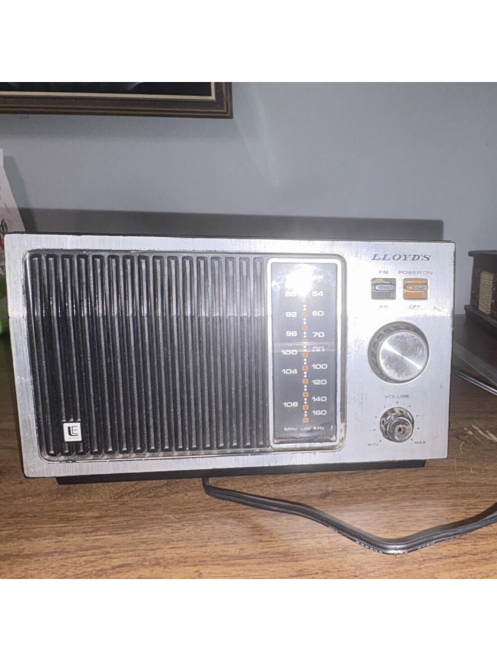 Lloyd's Vintage AM/FM Table Radio Woodgrain Cabinet Model J201 MPN J201